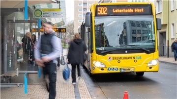Umstritten: Machen Kameras die Haltestellen in Bremerhaven und Bremen sicherer? Bus an Bushaltestelle.