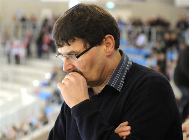 Zum 70. Geburtstag: Die Karriere von Alfred Prey in Bildern Sorgenvoller Blick: in der Saison 2011/12 ereilte die Pinguins der sportliche Abstieg aus der Zweiten Liga. Nur am grünen Tisch gelang der Klassenerhalt.