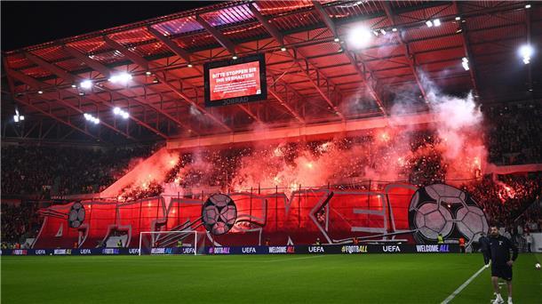Sorgten für mächtig Stimmung und Zündeleien: Die Fans des SC Freiburg.