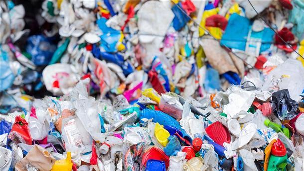 80 Prozent weniger Plastikverschmutzung bis 2040 möglich Sortierte Verpackungsabfälle: Schon jetzt stehen einer Studie zufolge alle Ressourcen bereit, um die weltweite Plastikverschmutzung bis 2040 um 80 Prozent zu verringern.