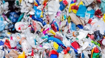 Sortierte Verpackungsabfälle: Schon jetzt stehen einer Studie zufolge alle Ressourcen bereit, um die weltweite Plastikverschmutzung bis 2040 um 80 Prozent zu verringern.