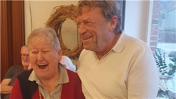 SoVD-Vorsitzender Theo Vonk verabschiedet Beisitzerin Annemarie Monsees.