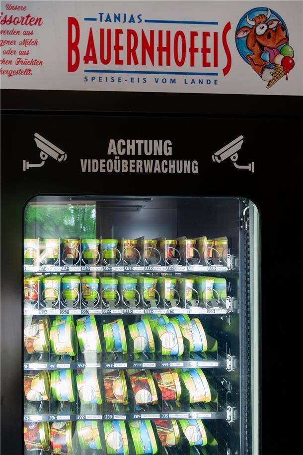 Was Radfahrer oder Wanderer über Melkhüs im Landkreis Cuxhaven wissen sollten Sowohl bei Tanja Kühne (Foto) in Hagen-Heine als auch bei Ada Fischer in Cuxhaven gibt es inzwischen zusätzlich Milchprodukte aus dem SB-Automaten.