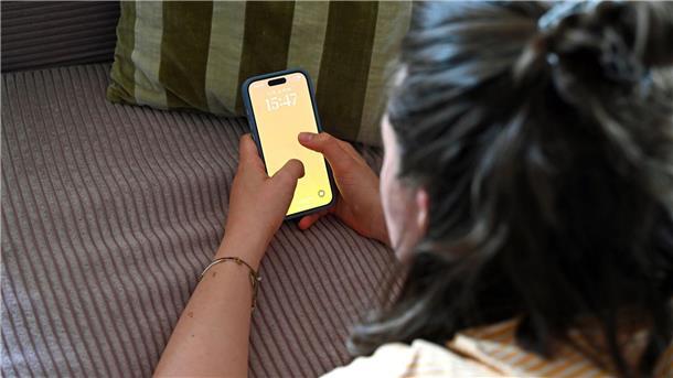 Soziale Medien können starken Druck bei auf junge Menschen verursachen, wenn man sich dort ständig vergleicht.
