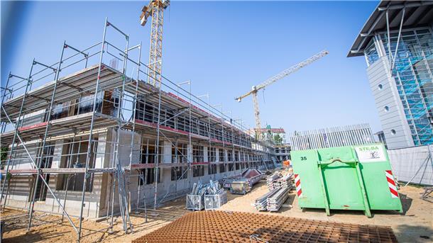 Österreicher kaufen den Jobcenter-Neubau in Bremerhaven Späte Grundsteinlegung: Der Neubau des Jobcenters in Bremerhaven wächst bereits in die Höhe.