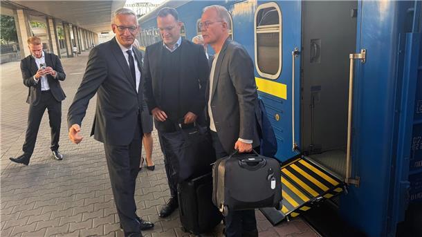 Koalitionsspitzen gemeinsam zu Solidaritätsbesuch in Kiew Spahn und Miersch werden bei ihrer Ankunft in Kiew vom deutschen Botschafter Jäger begrüßt.