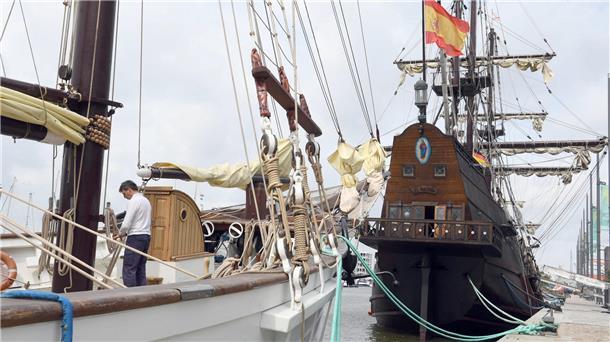 „Spanier“ im Neuen Hafen 2021: Vorne die „Pascual Flores“, hinten der Nachbau „Galeon Andalucia“