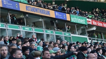 Zuschauer auf Rängen und in den Logen im Weserstadion