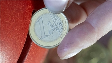 Sparer in Deutschland profitieren nach langer Durststrecke von gestiegenen Zinsen und der zuletzt gesunkenen Inflation.