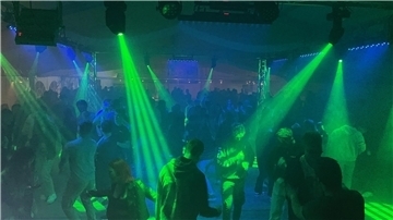 Spaß haben, tanzen und flirten und das alles ohne Stress. Dafür stehen die Zeltdiscos in und um Zeven.
