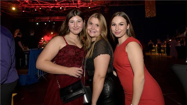 Drei junge Frauen in Abendkleidung