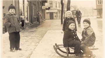 Spaß mit dem Schlitten, auch wenn es mit dem Schnee nicht mehr weit her ist, hatten diese Kinder in der Viktoriastraße/Ecke Friedrich-Ebert-Straße im Winter 1955/56.