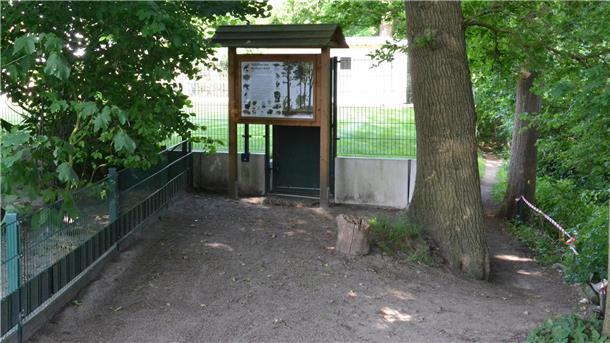 Offenser Kirchweg: Gemeinde Heeslingen unterliegt vor Gericht Spaziergänger aus Richtung Offensen biegen vor dem Grundstückszaun und der Schautafel rechts ab auf den Trampelpfad, um den Weg fortsetzen zu können.