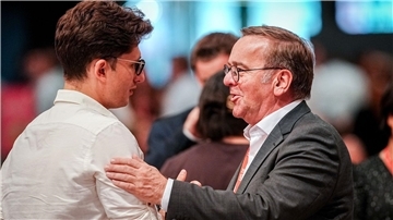 SPD wendet Streit um verpflichtenden Wehrdienst ab SPD-Bundesparteitag