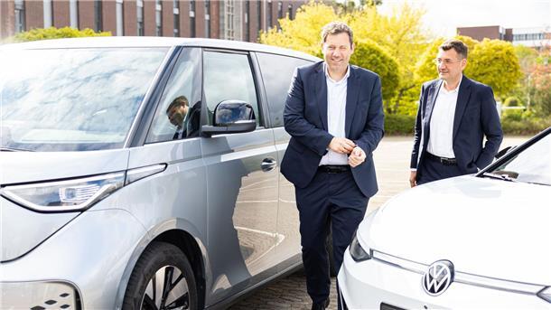 SPD-Chef bei VW: „Schnell einen Industriestrompreis“ SPD-Bundesvorsitzender Lars Klingbeil (links) steht neben elektroangetriebenen Volkswagen-Modellen auf dem Gelände vom Volkswagen-Stammwerk.