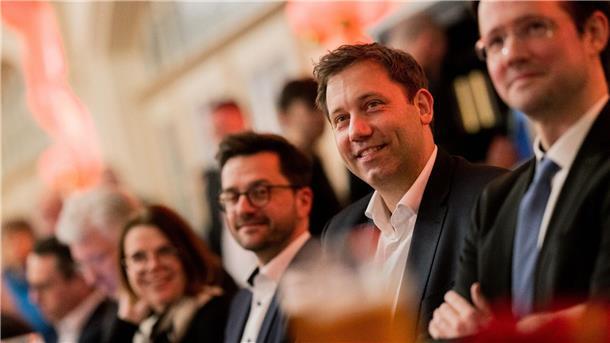 Politischer Aschermittwoch: Verbalattacken und ernste Töne SPD-Bundesvorsitzender Lars Klingbeil und Thomas Kutschaty (l), Vorsitzender der nordrhein-westfälischen SPD, sitzen beim politischen Aschermittwoch im Waldrestaurant Freischütz in Schwerte.