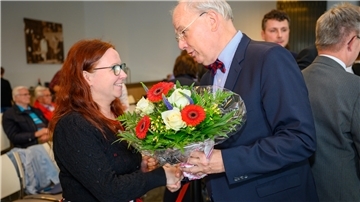 SPD-Fraktionschef Sönke Allers gratuliert der neuen ehrenamtlichen Gartenbauamts-Stadträtin Mandy Kathe-Heppner (SPD).