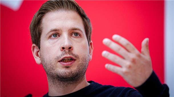 Angriff auf SPD-Mailkonten - Womöglich Daten abgeflossen SPD-Generalsekretär Kevin Kühnert gibt eine Pressekonferenz.