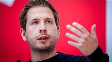 SPD-Generalsekretär Kevin Kühnert gibt eine Pressekonferenz.