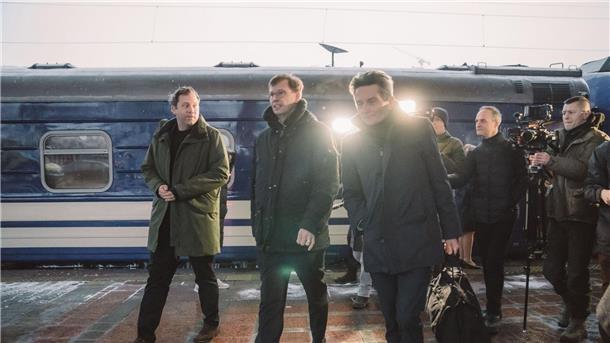 SPD-Parteichef Lars Klingbeil (l.) und SPD-Bundestags-Fraktionschef Rolf Mützenich (3.v.l.) bei ihrer Ankunft auf dem Bahnhof von Kiew.
