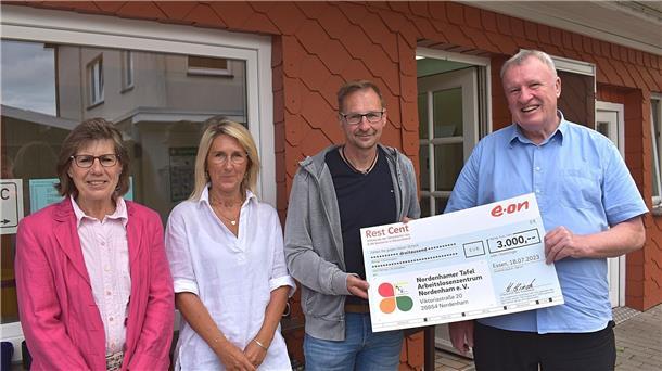 Scheckübergabe bei der Nordenhamer Tafel
