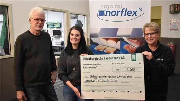 Spendenübergabe bei Norflex in Nordenham (von links): Stefan Schreiber, Doreen Schmidt und Heidrun Fehlau. 