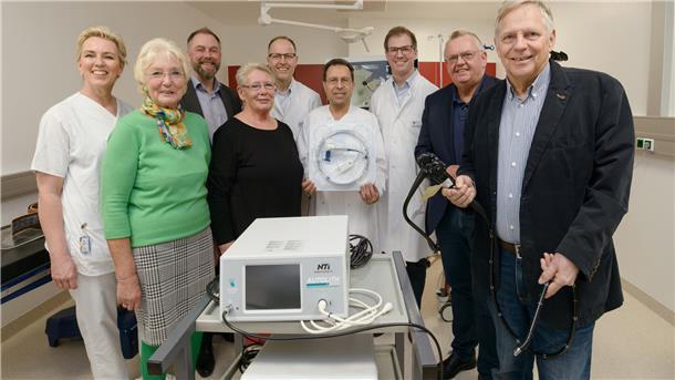 Spendenübergabe (von links): Martina Nitzsche-Treusch (Pflegerische Leitung der Endoskopie), Christiane Ganschow (Vorstand des Fördervereins), Frank Kühl (Kaufmännischer Geschäftsführer des KBR), Anke Zülch (Vorstand des Fördervereins), Prof. Dr. Martin Holtmann (Chefarzt der Gastroenterologie), Dr. Nezam Eddin Al Haj (Ärztliche Leitung der Endoskopie), PD Dr. Helge Bruns (Chefarzt der Allgemein¬chirurgie), Bürgermeister Torsten Neuhoff (Aufsichtsrat des KBR), Wilfried Töpfer (Vorstand des Fördervereins).