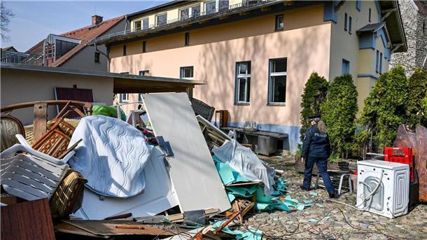Sperrmüll liegt auf dem Gelände der Clan-Villa.