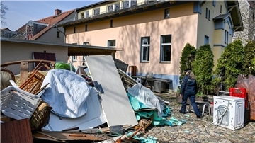 Sperrmüll liegt auf dem Gelände der Clan-Villa.
