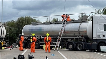 Spezialkräfte kümmern sich um die Bergung des verunglückten Gefahrgut-Sattelzuges, aus dem Salzsäure austrat. 