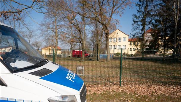 Amokalarm in Schule bei Berlin - Mann festgenommen Speziell ausgebildete Einsatzkräfte haben die Schule in Petershagen durchsucht.