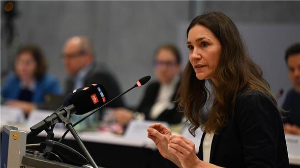 Anne Spiegel feiert politisches Comeback trotz Protesten Spiegel ging in ihrer Vorstellungsrede auf die Kritik an ihrer Person ein.