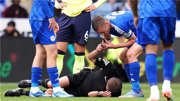 Schiri am Boden - Vardy stoppt mit Pfeife selbst das Spiel Spieler nutzt Schiedsrichterpfeife - und das ungestraft: Jamie Vardy unterbrach stellvertretend für den am Boden liegenden Offiziellen David Webb die Partie.