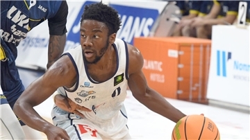 Spielmacher Elijah Miller (rechts) rettete den Eisbären mit seinem Buzzerbeater das Unentschieden im Testspiel gegen Leeuwarden.