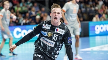 Spielmacher Tobias Gröndahl bejubelt den Heimsieg gegen Aalborg.