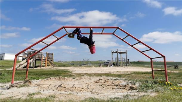 Spielplatz in Dorum: Langsam erobern sich die Kinder die Spielplätze zurück. Doch auch dafür gelten gewisse Regeln.