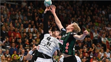 Spitzenhandball in der ZAG Arena: Hier kämpfen Kiels Hendrik Pekeler (l) und Hannovers Marian Michalczik um den Ball.