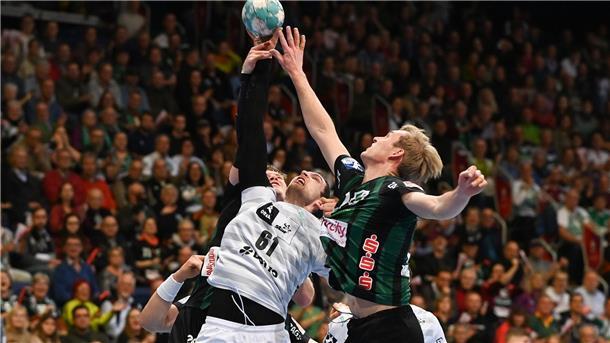 Streit um Halle: TSV Hannover-Burgdorf darf vorerst bleiben Spitzenhandball in der ZAG Arena: Hier kämpfen Kiels Hendrik Pekeler (l) und Hannovers Marian Michalczik um den Ball.