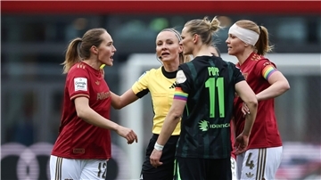Spitzenschiedsrichterin Fabienne Michel (Mitte): keine technischen Hilfsmittel in der Bundesliga. 