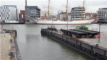 Blick in die Schleuse am Neuen Hafen. Die Sperrung dauert länger als geplant.