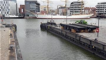 Blick in die Schleuse im Neuen Hafen. Schon wieder eine Änderung.