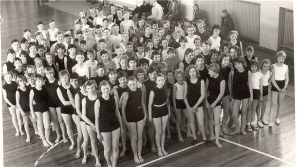 Sportliche Mädchen in der Turnhalle Tossens.