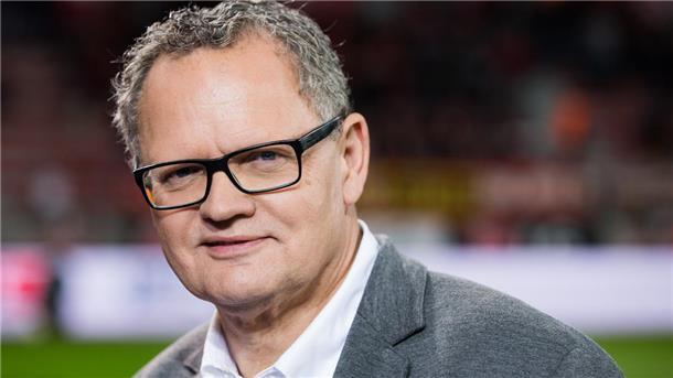 Sportmoderator Ulli Potofski plaudert im Kuhstall aus seinem bunten Leben Das Foto zeigt  Sportmoderator Ulrich Potofski.