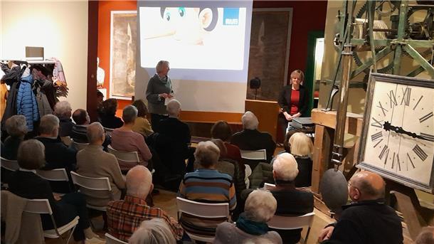 Besucher hören den Vortrag der Sprachforscherin Tatjana Scheffler bei der Goethe-Gesellschaft in Nordenham.
