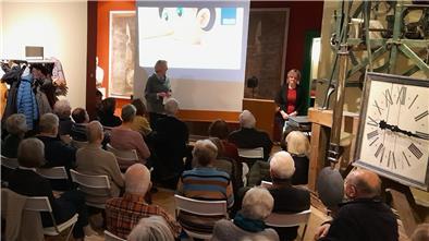 Gut besuchter Vortrag: „Lüge, Manipulation und Desinformation durch Sprache“ Besucher hören den Vortrag der Sprachforscherin Tatjana Scheffler bei der Goethe-Gesellschaft in Nordenham.