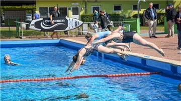 Sprung ins kalte Nass: Anbaden im Freibad Grünhöfe in Bremerhaven. 