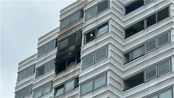 Tödlicher Sprung aus Hochhaus: Verdacht der Brandstiftung Spuren des Brandes.