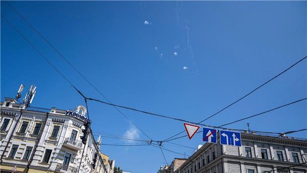 Schwere Detonationen - Luftangriffe auf Kiew Spuren und weißer Rauch sind während eines russischen Luftangriffs am Himmel zu sehen.