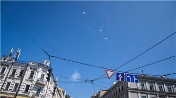 Spuren und weißer Rauch sind während eines russischen Luftangriffs am Himmel zu sehen.