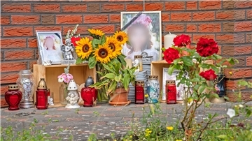 Spuren von Trauer am Haus von Ekaterina in Wulsdorf. Was genau hinter diesen Mauern passiert ist, muss jetzt vor Gericht geklärt werden.